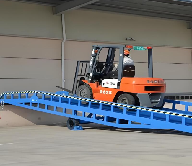 腾冲移动式卸货平台（叉车用）